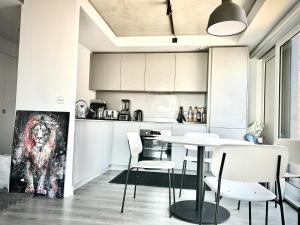 a kitchen with a table and chairs in a room at Captivating 2-Bed Skyview Apartment in Leeds in Leeds