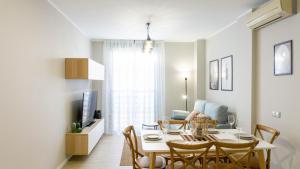 ein Esszimmer mit einem Tisch und Stühlen in einem Zimmer in der Unterkunft Luxury Apartment Dos Aceras in Málaga