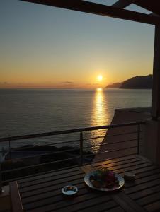 ein Teller mit Essen auf dem Deck eines Kreuzfahrtschiffs bei Sonnenuntergang in der Unterkunft Serenity apartment Mochlos in Mochlos