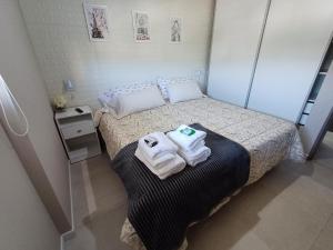 a small bedroom with two towels on a bed at Departamento Torre Murguía in San Salvador de Jujuy
