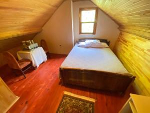 Schlafzimmer im Dachgeschoss mit einem Bett und einem Tisch in der Unterkunft MOUNTAIN HOUSE in Trabzon