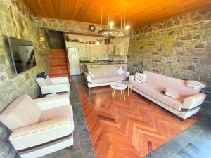 ein Wohnzimmer mit 2 Sofas und einer Steinmauer in der Unterkunft MOUNTAIN HOUSE in Trabzon