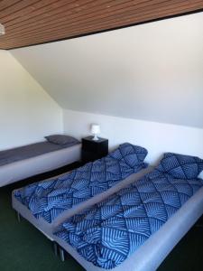 een kamer met 2 bedden en een muur bij Vila Alexandra in Bække