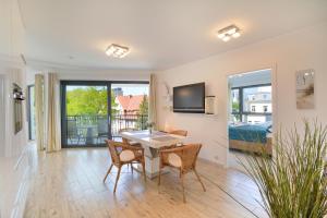 Televízia a/alebo spoločenská miestnosť v ubytovaní Apartamenty Horyzont SeaView by Rent like home + 37 fotografií