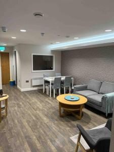 ein Wohnzimmer mit Sofa und Tisch in der Unterkunft LUNA LUX Apartment in Portrush