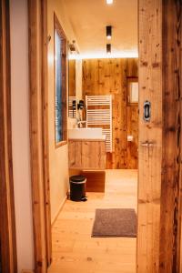 La salle de bains est pourvue d'un lavabo et d'un miroir. dans l'établissement Exzelent Residence, à Anterselva di Mezzo