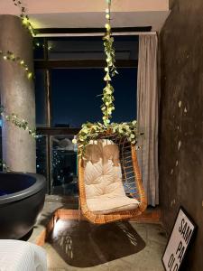 uma cadeira de baloiço num quarto com uma janela em Experience 41 em São Paulo