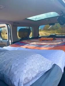 ein Bett hinten im Van in der Unterkunft Campervan/Maui hosted by Go Camp Maui in Kihei