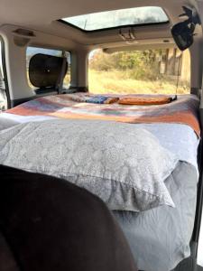 uma cama na parte de trás de uma carrinha em Campervan/Maui hosted by Go Camp Maui em Kihei