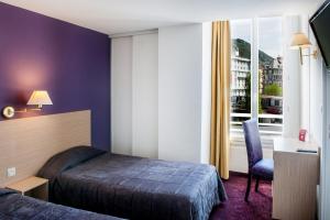 Una cama o camas en una habitación de Hôtel Continental