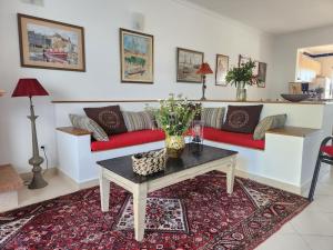 - un salon avec un canapé rouge et une table dans l'établissement Maison de charme, Olhos de Água, Albufeira, à Roja- Pé