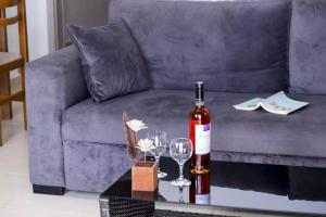 - une bouteille de vin et deux verres sur une table dans l'établissement Gkountis Apartments, à Tsoukaladhes