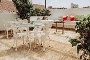 einen weißen Tisch und Stühle auf einer Terrasse in der Unterkunft Hotel Boutique Santo Toribio in Cartagena de Indias
