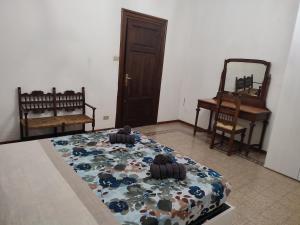 1 Schlafzimmer mit einem Bett mit Blumendecke in der Unterkunft Casa del Ciancio in Palermo