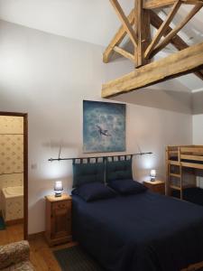 เตียงในห้องที่ Domaine de La Sarrotte