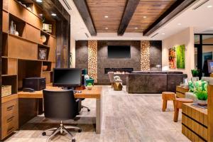 Televízia a/alebo spoločenská miestnosť v ubytovaní SpringHill Suites by Marriott Bozeman