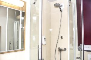 Koupelna v ubytování Hotel Inn design Vierzon + 37 fotografií