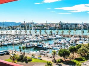 uitzicht op een jachthaven met boten in het water bij Appartement Hendaye, 1 pièce, 4 personnes - FR-1-2-406 in Hendaye