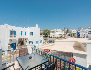アポロニアにあるEsmeralda Apartmentsのテーブルと街の景色が見えるバルコニー