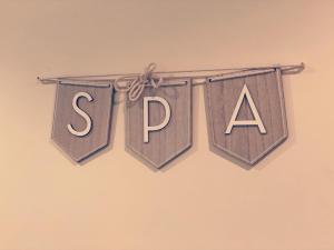 un panneau avec le mot saute suspendu sur un mur dans l'&eacute;tablissement H&ocirc;tel & SPA Rodier, &agrave; Campagnac