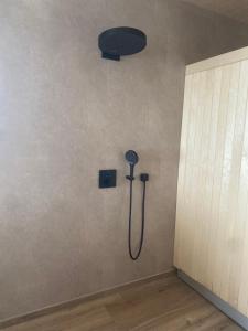 ducha con cabezal de ducha en la pared en Hôtel & SPA Rodier, en Campagnac