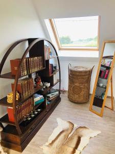 une pièce avec une étagère et un miroir dans l'établissement Les gites du Valjoly, à Touvent