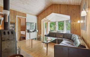 uma sala de estar com um sofá de couro e uma mesa de vidro em Beautiful Home In Herning With Wifi em Herning