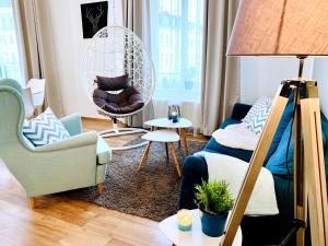 - un salon avec un canapé et une chaise dans l'établissement Am Puls der Stadt - Ferienwohnung in Citynähe! - "Karli", à Leipzig