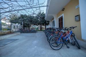 uma fila de bicicletas estacionadas ao lado de um edifício em B@B Valbruna em Rovinj