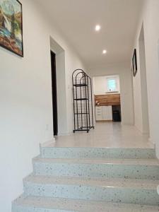 una escalera con una puerta en una casa en Ubytovanie u Aničky, 