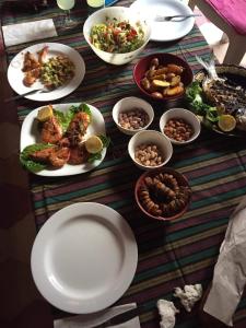una mesa con platos y tazones de comida. en Kasba de l'artiste, en Mirleft