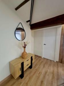 Zimmer mit einem Tisch und einem Spiegel an der Wand in der Unterkunft Apartamento Moises in Santander