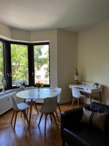 ein Wohnzimmer mit einem Tisch und Stühlen in der Unterkunft Villa Limburg in Leipzig