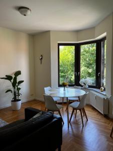 sala de estar con mesa y sofá en Villa Limburg en Leipzig
