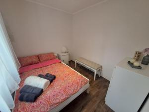 Dormitorio pequeño con cama y mesa en Szitakötő en Siófok