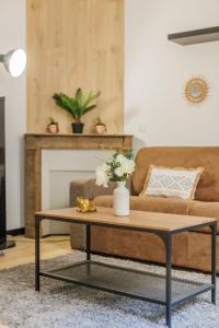 a living room with a coffee table and a couch at Charming Studio 2P - Buttes Chaumont in Paris