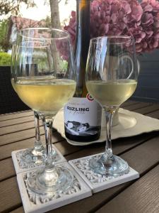dos vasos de vino blanco sentados en una mesa en Szitakötő en Siófok