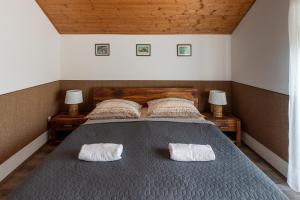 ザマールディにあるAdél Vendégházのベッドルーム1室(大型ベッド1台、白い枕2つ付)