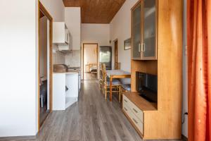 a room with a kitchen and a dining room at Adél Vendégház in Zamárdi