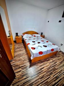 - une chambre avec un lit doté de coeurs rouges dans l'établissement Casa Andrei, à Eşelniţa