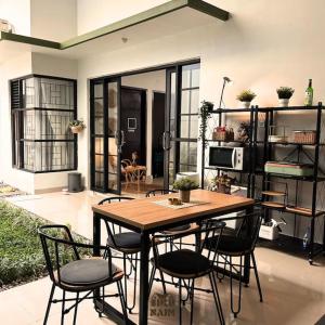 Villa Siku Naim, Sukabumi في سوكابومي: غرفة طعام مع طاولة وكراسي في غرفة