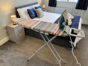 uma cama de hospital com um berço num quarto em Modern Serviced Apartment - Near City Centre em Doncaster