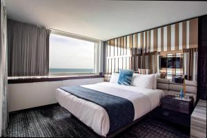 um quarto com uma cama grande e uma janela grande em W Chicago - Lakeshore em Chicago