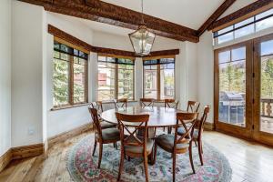 Un comedor con mesa y sillas en Refined 5 BR Private Home with Private Hot Tub, en Vail