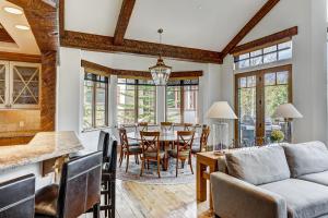 Una cocina y una sala de estar con mesa y sillas. en Refined 5 BR Private Home with Private Hot Tub, en Vail