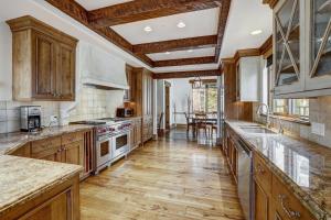 cocina grande con armarios de madera y suelo de madera en Refined 5 BR Private Home with Private Hot Tub, en Vail 34 fotos más