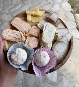 un plato de diferentes tipos de alimentos en una mesa en Mestvireni en Tʼelavi