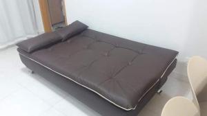 - un lit futon noir dans une chambre dans l'établissement Everest Flat, à Caldas Novas