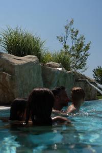 un groupe de personnes dans une piscine dans l'établissement Hotel Terme Leonardo, à Abano Terme
