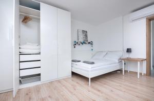 Tempat tidur dalam kamar di Apartament Nowy Świat 3